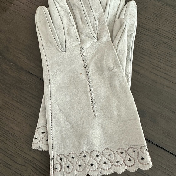 Elegant Light Grey Leather Gloves - Picture 1 of 5